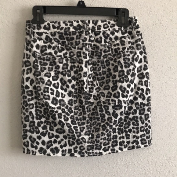 Good American- mini leopard denim skirt - Picture 4 of 7